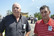 Un producteur laitier de La Baie, Pierre Girard (à gauche), a averti le ministre Lebel : « On est venus ici avec nos tanks à fumier vides, mais la prochaine fois, elles seront pleines. » Crédit photo : Guillaume Roy