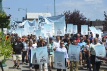 Plus de 300 agriculteurs de toutes les régions du Québec ont demandé à Denis Lebel de défendre la gestion de l’offre dans son intégralité lors d’une manifestation tenue à Roberval ce matin. Crédit photo : Guillaume Roy