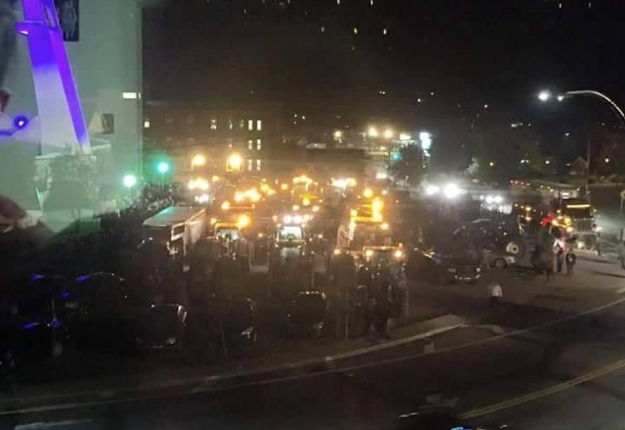 Plus de 200 manifestants et 45 tracteurs sont sortis dans les rues de La Pocatière lundi soir. Crédit photo : Pascal Hudon