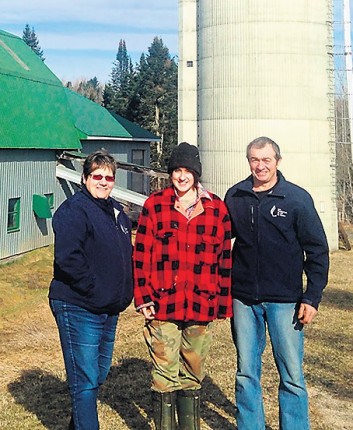 Heidi Girard, Lynne Martel-Bégin et Rodrigue Bégin, de la Ferme Rivière Verte. Absent sur la photo : Patrick Bégin, copropriétaire.