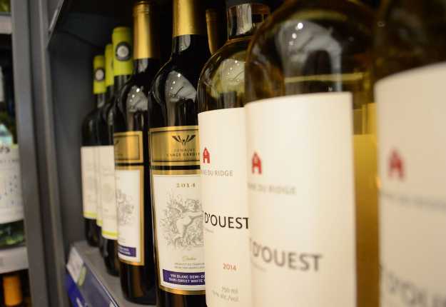 Il faudrait attendre 2022 pour que l’on exige que le vin québécois qui sera vendu en épicerie contienne 100 % de raisins québécois. Crédit photo : Myriam Laplante El Haïli/TCN