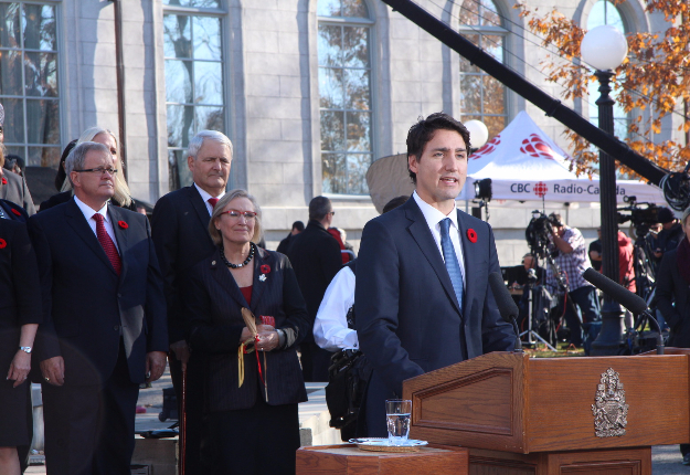 Le premier ministre, Justin Trudeau, au moment de l’assermentation de son cabinet, dont le ministre de l’Agriculture, Lawrence MacAulay, à l’arrière. Crédit photo : Archives/TCN