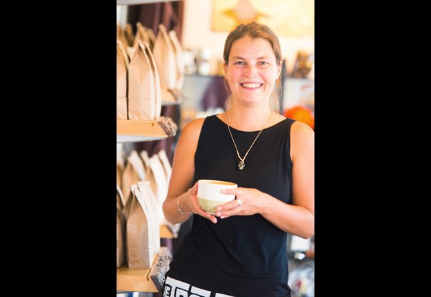 Melanie-Gagne-Cafe-bio-la-Petite-Brulerie-625x430