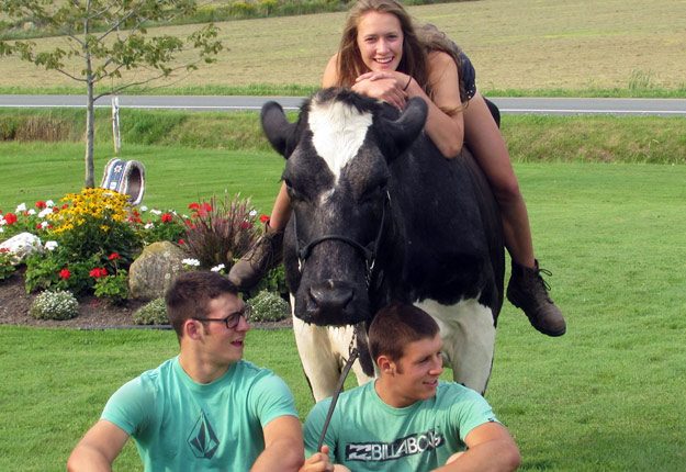 Myriam, David et Christian Arnold ont pour ainsi dire grandi et appris à traire les vaches avec Arnolait Metro Chalu. Ils ont développé une relation particulière avec « Mami ». Crédit photo : Gracieuseté de la famille Arnold