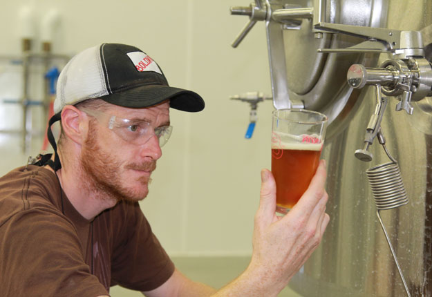 Le maître-brasseur Olivier Thomann a confectionné les trois premières bières de marque Boldwin, certifiée biologique et produite avec des grains du Québec. Crédit Photo : Gracieuseté de Brasserie New Deal