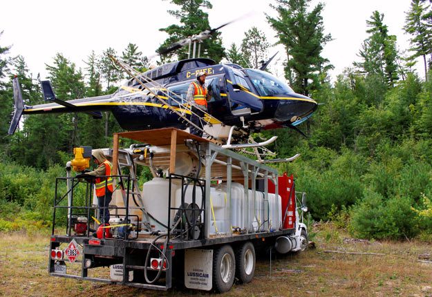 Équipée d’une flotte aérienne spécialisée en épandage, GDG Environnement a réalisé un projet-pilote d’arrosage d’insecticide biologique Btk chez 83 propriétaires de forêts privées au Saguenay–Lac-Saint-Jean. Crédit photo : GDG Environnement