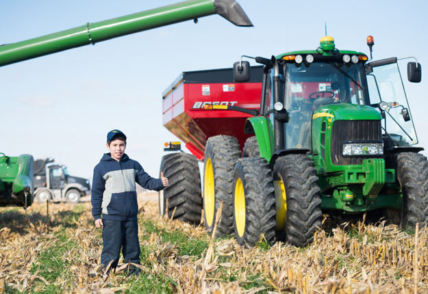 À 11 ans, le jeune Mathias est déjà passionné d’agriculture. Il transborde le maïs, seul à bord d’un tracteur de 140 ch; un travail qu’il effectue avec beaucoup de précaution. Crédit Photo : Martin Ménard/TCN