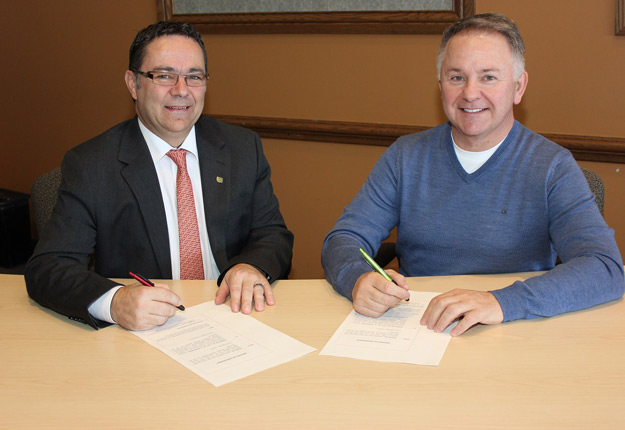 Christian St-Jacques, président de la Fédération de l’UPA de la Montérégie, et Alain Poirier, président de Soleno, ont signé l’entente de partenariat.