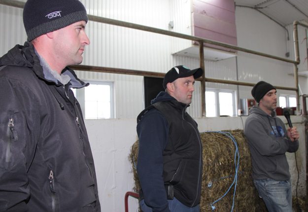 Les frères Benoit, Jean-Philippe et Nicolas Turmel ont accueilli les participants au 7e Rendez-vous d’expertise des Groupes conseils agricoles du Québec. Crédit photo : Pierre-Yvon Bégin/TCN