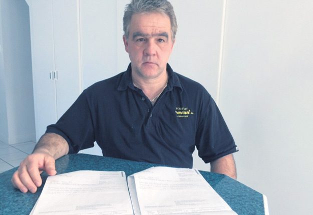 L’agriculteur et forfaitaire Yvon Guérard conteste des amendes totalisant 2 181 $ pour avoir circulé sur le chemin public avec ses épandeurs à lisier. Il croit que, si le ministère des Transports décide d’appliquer le règlement actuel comme il l’a fait dans son cas, une majorité d’agriculteurs seront mis à l’amende comme lui. Crédit Photo : Gracieuseté