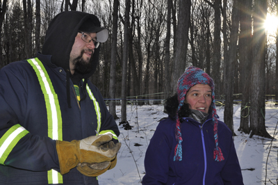 Jean-Christophe Ouimet et Valérie Beaulieu ont participé à la formation sur l’entaillage à la cabane à sucre L’Hermine à Havelock, le 7 janvier. Ils aiment particulièrement échanger avec d’autres acériculteurs. Crédit photo : Marc-Alain Soucy