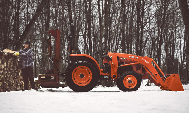 Le Kubota MX5200 possède un arceau de sécurité repliable pour passer sous des branches basses ou encore des tubulures dans une érablière. Crédit photo : Kubota