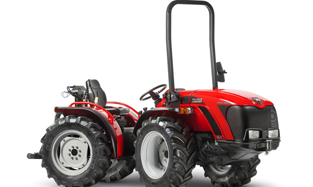 Doté d’un moteur quatre cylindres Yanmar de 2,2 L, ce tracteur offre une puissance de 50 ch. Crédit photo : Antonio Carraro