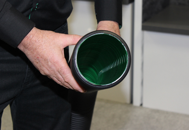 La couleur verte à l’intérieur du Soliflex facilite l’inspection télévisée des drains. Crédit photo : Audrey Desrochers