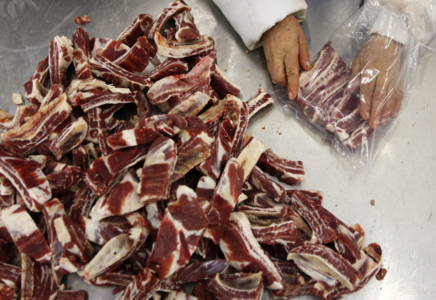 Un travailleur manipule du bœuf dans une usine de la compagnie brésilienne Marfrig. Crédit photo : Reuters/Paulo Whitaker