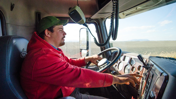 Le jeune agriculteur doit être polyvalent. Le camionnage et le déneigement l’hiver lui permettent d’accroître ses revenus et de pouvoir effectuer ses paiements. Crédit photo : Martin Ménard/TCN