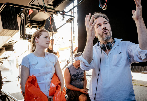 L'actrice Amy Adams et le réalisateur Denis Villeneuve, sur le plateau du film Arrival. Crédit photo: Jan Thijs