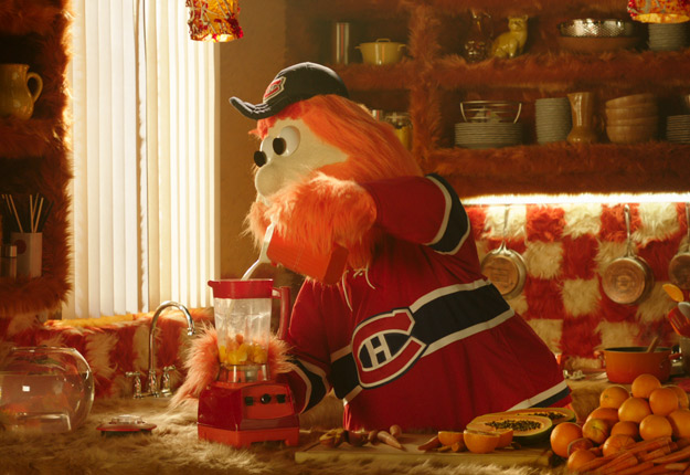 Youppi!, la mascotte des Canadiens de Montréal, en vedette dans un nouvelle publicité du lait. Photo gracieuseté des Producteurs de lait du Québec.