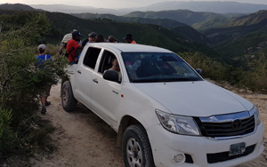 Le groupe de 10 bricoleurs devait s’entasser avec d’autres Haïtiens dans un seul camion sur des routes cahoteuses. Crédit photo : Christian Joncas