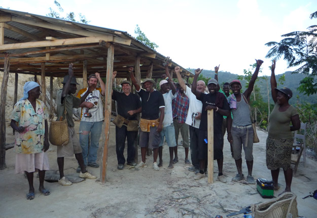 Lors de leur corvée en Haïti en décembre, les Québécois ont construit des toits sur les maisons de 22 familles qui pratiquent une agriculture de subsistance. Crédit photo : Claude Guérard
