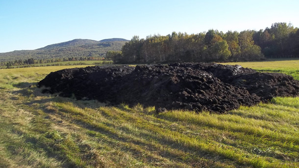 Les boues d’épuration municipales peuvent être épandues sans danger sur les terres agricoles tant que l’on respecte les normes strictes du ministère de l’Environnement. Crédit photo : Gracieuseté de Solution 3R
