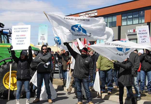 Il y a un an, les producteurs de lait québécois s’apprêtaient à manifester à Ottawa contre les importations de lait diafiltré. Aujourd’hui, ce sont les producteurs américains qui fulminent contre la baisse draconienne de ces livraisons, conséquence de la mise en place de la nouvelle classe 7. Crédit photo : Archives/TCN