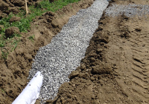Des drains sont installés sur le pourtour du silo. Crédit photo: Équipements Lambert