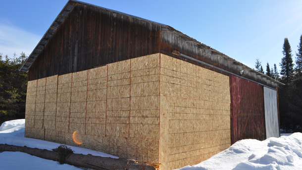 Des murs temporaires remplacent les planches originales volées sur la grange de Jean-Paul Bhérer. Crédit photo : Johanne Martin