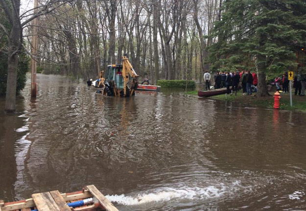 Cinq employés de la ferme Quinn ont prêté main-forte aux sinistrés des inondations à Vaudreuil, Pincourt et L’Île-Cadieux. Crédit photo : Famille Quinn