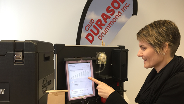 L'agronome Vicky Villiard emploie le Soilscan pour évaluer la quantité d'azote dans le sol. Cela permet d'améliorer la fertilisation et d'effectuer différents comparatifs. Crédit photo: Club Durasol Drummond