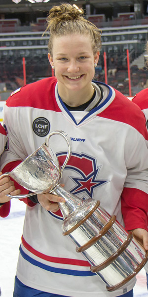 Sarah Lefort a remporté la coupe Clarkson à sa première saison dans la LCHF, avec les Canadiennes de Montréal. Crédit photo : Céline Gélinas/LCHF