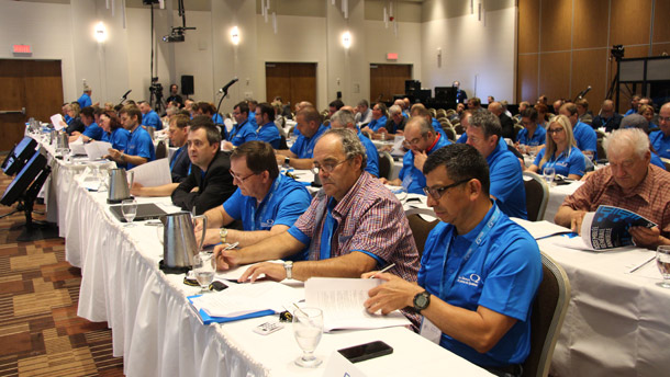 Les 61 délégués des Éleveurs de porcs du Québec ont débattu de sept résolutions. Ils étaient habillés en bleu, la couleur du Porc du Québec. Crédit photo : Julie Mercier/TCN