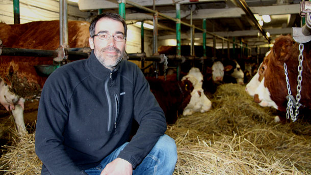 Natif de Montréal, Simon a « atterri » à la ferme à l’âge de six ans. Il dirige maintenant l’entreprise familiale, Élevage bovin St-Gilbert. Crédit photo : Julie Mercier/TCN