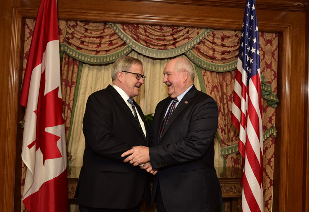 Le ministre Lawrence MacAulay et son vis-à-vis américain Sonny Perdue lors d’une rencontre à Toronto le 5 juin. Crédit photo : Agriculture et Agroalimentaire Canada