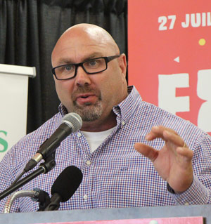 Mike Sanders, l’un des responsables du concours d’hommes forts.Crédit photo : Pierre-Yvon Bégin/TCN