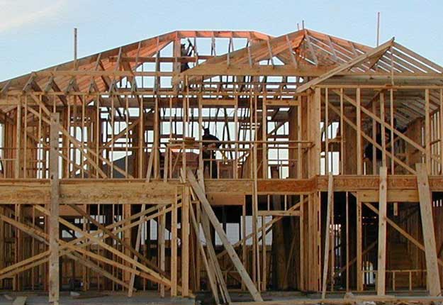 Un début de pénurie de bois d’œuvre a été signalé par les entrepreneurs américains qui construisent des maisons unifamiliales. Photo : Jaksmata