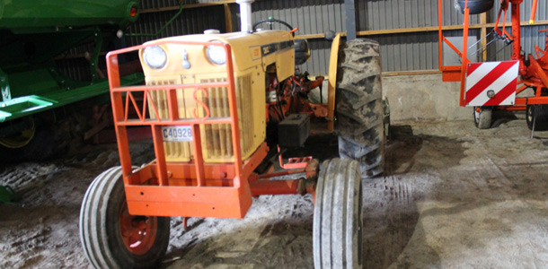Les Savoie sont de grands amateurs de machinerie agricole. Certains de leurs tracteurs datent d’une autre époque. Crédit : Charles Prémont