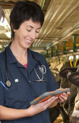 La vétérinaire Marie-Ève Paradis décortique en six étapes la conception d’un plan de biosécurité efficace. Photo : Ordre des médecins vétérinaires du Québec