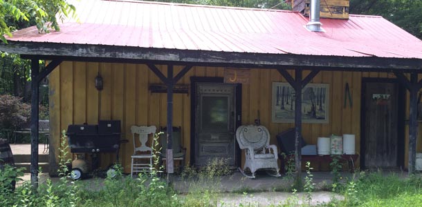 La cabane jaune, où se concocte chaque printemps une « production amicale » de sirop d’érable. Crédit photos : Geneviève Quessy/TCN