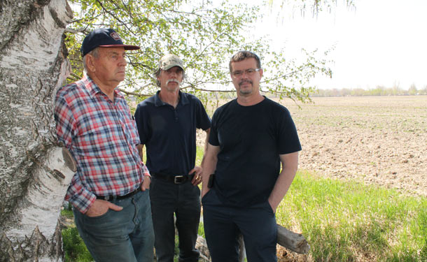 Jean-Marie Paul et ses fils Benoit et Clément, producteurs agricoles de la baie Lavallière, ont connu une belle récolte l’an dernier. Jusqu’à maintenant, la moisson 2017 s’annonce bonne malgré un printemps capricieux. Crédit photo : Archives/TCN