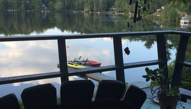 Sa maison s’ouvre sur le lac Léon, caché dans les bois de Sainte-Marcelline-de-Kildare. Crédit photo : Geneviève Quessy