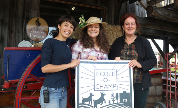 Ociane Canadas, coordonnatrice du camp, Valérie Toupin-Dubé, présidente du programme École-O-Champ, et Caroline Begg, cofondatrice du camp. Crédit photo : Josianne Desjardins