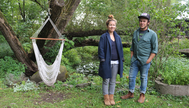 Il ne semble pas y avoir de « fleurs carnivores » dans la cour arrière de Chantal et Michel-Olivier, contrairement à celles qu’ils ont évoquées dans leur chanson Fleur. L’étang et le hamac nous invitent toutefois à ralentir l’allure. Crédit photo: Josianne Desjardins