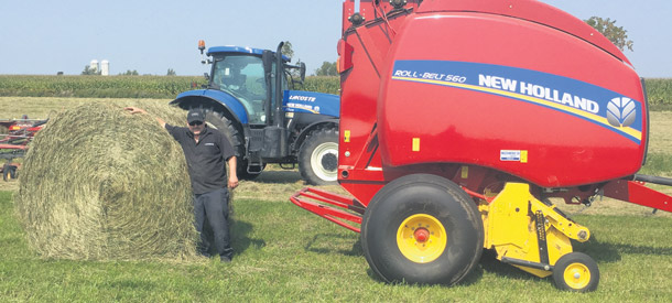 Jean-Yves Lacoste et son frère terminent leur quatrième coupe à l’aide de cette toute nouvelle acquisition : l’une des plus grosses presses à balles rondes offertes sur le marché. Chaque balle mesure 6 pieds de diamètre par 5 pieds de large et pèse 1900 livres. Crédit photo : Ferme Yves Lacoste & Fils