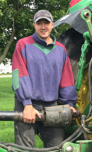 Luc Gervais a subi une fracture ouverte à un doigt en attachant une machinerie à la prise de force du tracteur. Crédit photo : Gracieuseté de Luc Gervais