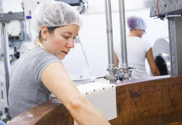 Le manque de main-d’œuvre en région fait mal aux fromageries artisanales et la solution passe souvent par la technologie. Crédit photo : MarieMichèleTrudeau/Archives TCN