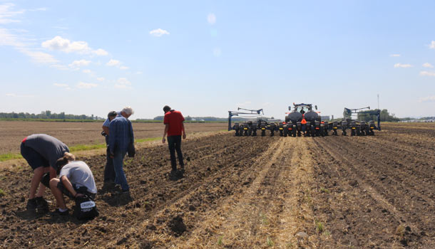 Les nombreuses personnes qui ont assisté aux démonstrations de planteurs à maïs ont pu évaluer la qualité du travail exécuté directement au champ. Crédit photo : Josianne Desjardins/TCN