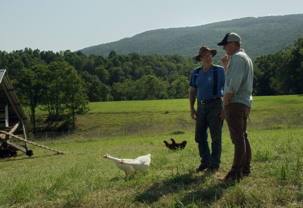 Le cinéaste Marc Séguin en discussion avec l’influent agriculteur américain Joel Salatin, qui promeut notamment le poulet et le bœuf élevés en pâturage. Crédit photo : Atelier Brooklyn