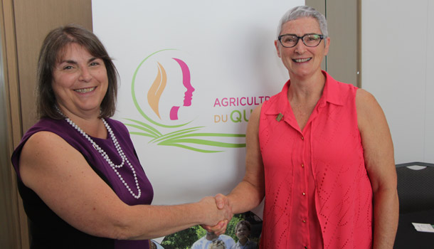Raymonde Plamondon, présidente sortante, souhaite la bienvenue à sa remplaçante à la tête des Agricultrices du Québec, Jeannine Messier. Crédit Photo : Pierre-Yvon Bégin