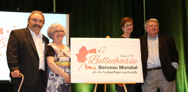 Le logo Bellechasse – Berceau mondial de la technologie acéricole a été dévoilé le 14 septembre dernier lors de l’inauguration de l’exposition intitulée L’Histoire de l’acériculture et des sucriers de Bellechasse. De gauche à droite : Réjean Bilodeau, auteur, Marthe Fradette, épouse de Jean-Marie Chabot, fondateur des Équipements d’érablière CDL, Andrée Métivier, fille de Clément Métivier, et Michel Lessard, l’historien bien connu. Crédit photo : Maison de la culture de Bellechasse